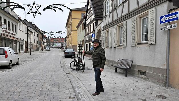 Die sanierte Landgerichtsstra&szlig;e in Hofheim wurde am Donnerstag offiziell f&uuml;r den Verkehr freigegeben. B&uuml;rgermeister Wolfgang Borst (im Bild) freut sich &uuml;ber das gelungene Werk.  Foto: Martin Schweiger