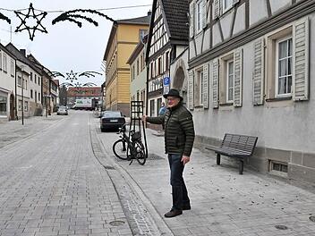 Die sanierte Landgerichtsstraße in Hofheim wurde am Donnerstag offiziell für den Verkehr freigegeben. Bürgermeister Wolfgang Borst (im Bild) freut sich über das gelungene Werk.  Foto: Martin Schweiger