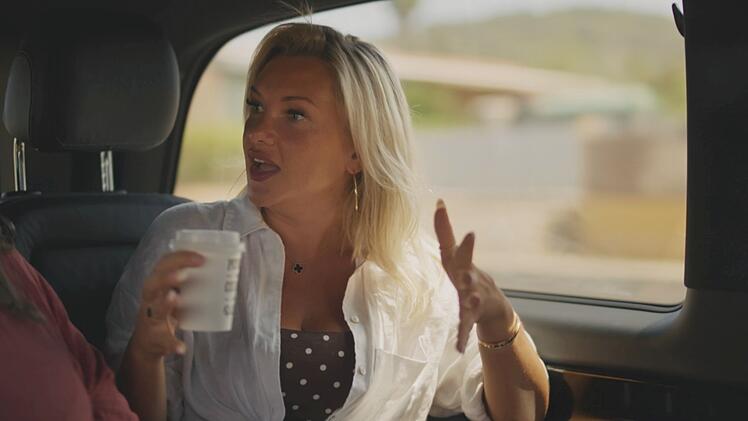 Mit ihren Freundinnen spricht Evelyn Burdecki auf dem Weg zu einer Hausbesichtigung über ihren unerfüllten Kinderwunsch.