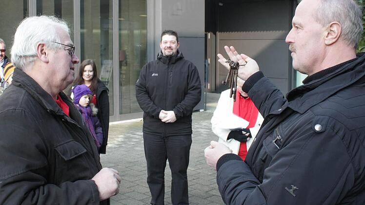 Konrad Scheubel (links) gab die Rathausschlüssel an Bürgermeister Gerald Brehm zurück. Foto: Andreas Dorsch