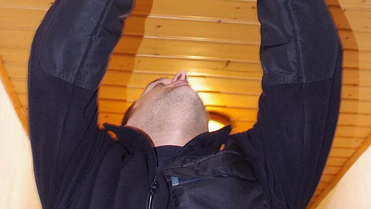 Martin Panzer wechselt die Batterien an einem Rauchmelder. Dieser muss an der Decke angebracht sein, damit er den kompletten Raum überwachen kann. Fotos: Marco Meißner