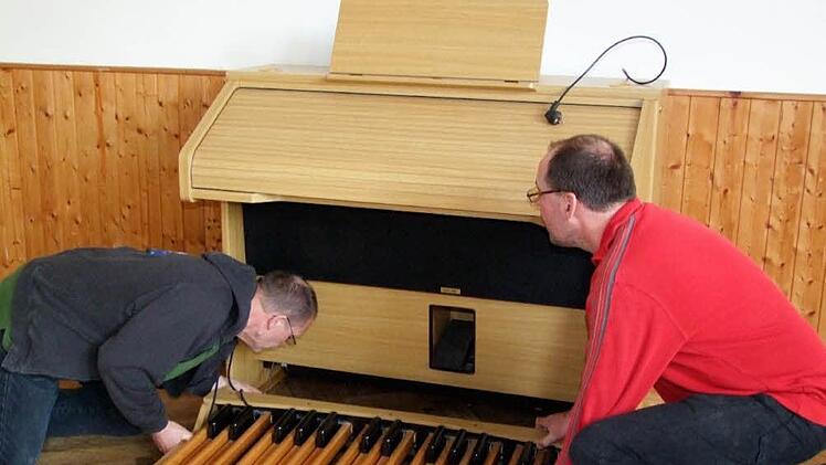 Der evangelische Ortspfarrer Martin Fromm hat die Orgel mit organisiert. Ein Zeichen der Ökumene für den Gottesdienstraum. Foto: Berthold