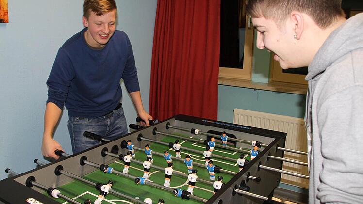 Felix Frank (links) und Max Sigle am Kicker.