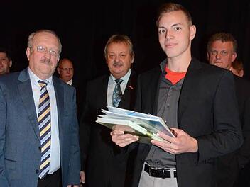 Markus Montag aus Wilhelmsthal (rechts) erhielt für seine Leistungen den zweiten Preis des Leistungswettbewerbs Oberfranken aus den Händen von Bernd Steger (links) Mit im Bild Kreishandwerksmeister Heinrich Schneider (Mitte).