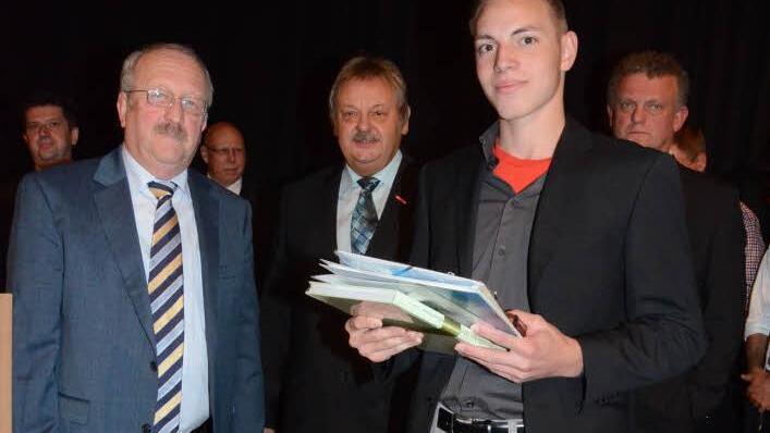 Markus Montag aus Wilhelmsthal (rechts) erhielt für seine Leistungen den zweiten Preis des Leistungswettbewerbs Oberfranken aus den Händen von Bernd Steger (links) Mit im Bild Kreishandwerksmeister Heinrich Schneider (Mitte).