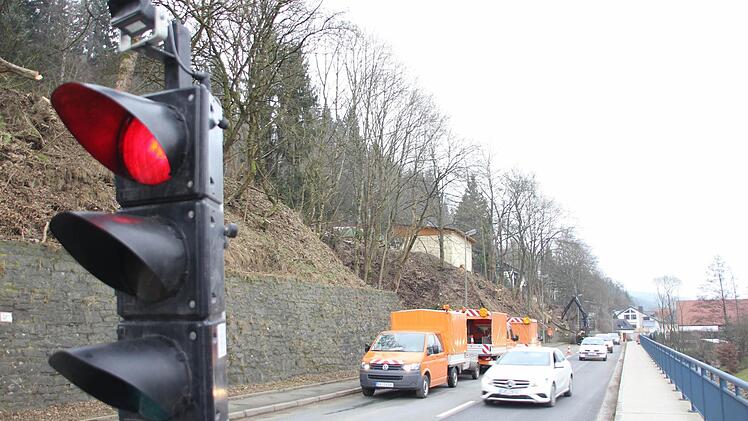 Der Verkehr auf der viel befahrenen Staatsstraße 2200 in Steinberg wurde mittels Ampelregelung an der Baustelle vorbeigeleitet.  Foto: Friedwald Schedel