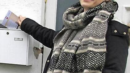 Die Auszubildenden von Marcapo laden Flüchtlinge, Asylbewerber und Eberner zu einem Treffen ein Hier verteilt Martina Wittner Einladungsbriefe.  Foto: Johanna Eckert