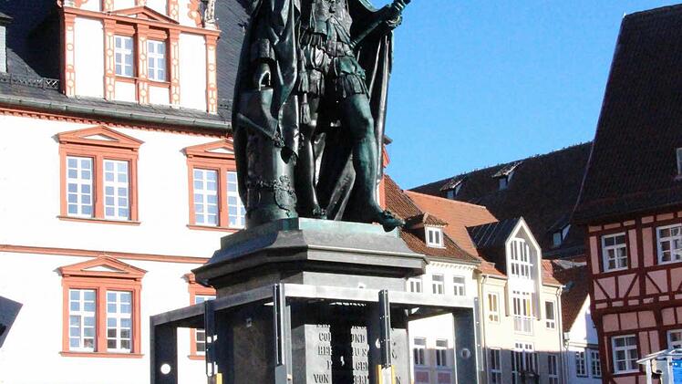 Das Denkmal von Prinz Albert wird eingebaut bei den Arbeiten zum Aufbau des Coburger Weihnachtsmarktes.Foto: Jochen Berger