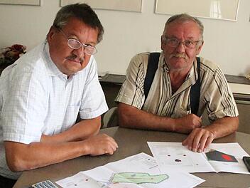 Bürgermeister Stefan Himpel (links) und Dritter Bürgermeister Hans Höps sind zuversichtlich, dass sich bald weitere Betriebe in Lonnerstadt ansiedeln werden. Foto: Andreas Dorsch