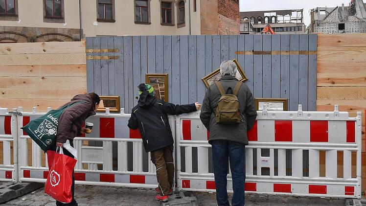 Der Bauzaun mit Durchblick kam schon auf der Oberen Brücke gut an. Jetzt steht er an der Promenade. Foto: Ronald Rinklef