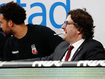 Hinter der Bande verfolgte Andrea Trinchieri das Spiel gegen die Gießener. Aus seiner Trainer-Haut schlüpfte der Italiener aber nicht gänzlich. Ab und zu malträtierte er den Kugelschreiber, mit dem er sich Notizen machte. Fotos: Daniel Löb