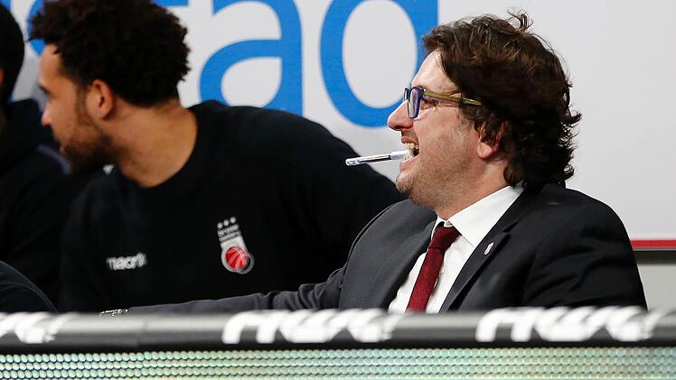 Hinter der Bande verfolgte Andrea Trinchieri das Spiel gegen die Gießener. Aus seiner Trainer-Haut schlüpfte der Italiener aber nicht gänzlich. Ab und zu malträtierte er den Kugelschreiber, mit dem er sich Notizen machte. Fotos: Daniel Löb