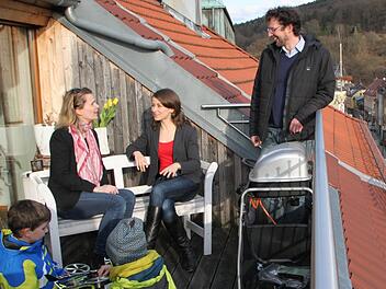 Über den Dächern der Stadt: Heike Greenberg-Kremser (von links) wohnt mitten im Stadtzentrum Bad Brückenau. Ihre Freunde Jacqueline Wolf und Jürgen Sammet sind ebenfalls in die Kurstadt gezogen. Die Kinder William und Josef spielen gemeinsam. Foto: Ulrike Müller