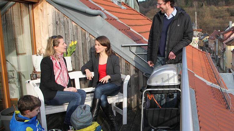 Über den Dächern der Stadt: Heike Greenberg-Kremser (von links) wohnt mitten im Stadtzentrum Bad Brückenau. Ihre Freunde Jacqueline Wolf und Jürgen Sammet sind ebenfalls in die Kurstadt gezogen. Die Kinder William und Josef spielen gemeinsam. Foto: Ulrike Müller