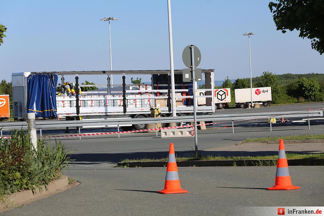 Explosionsgefahr im Kreis Hof: Aufgeheizter Gefahrguttransporter droht zu explodieren
