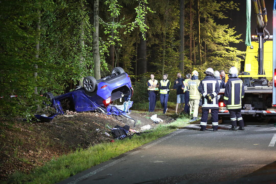 Auto überschlägt sich im Kreis Bayreuth – zwei junge Frauen sterben
