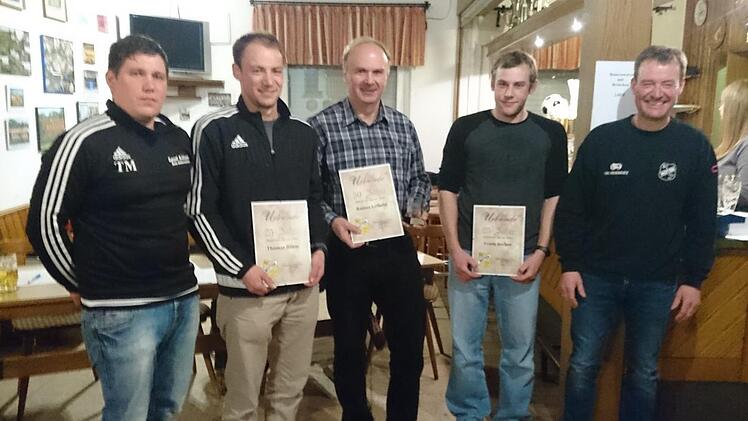 Ehrungen standen bei der Generalversammlung des  SC Motten an (von links): 2. Vorsitzender Tobias Müller, Thomas Böhm (25 Jahre Mitglied), Rainer Leibold (50 Jahre), Frank Becker (25 Jahre) sowie 1. Vorsitzender Holger Porzelt. Foto: Christina Matzke