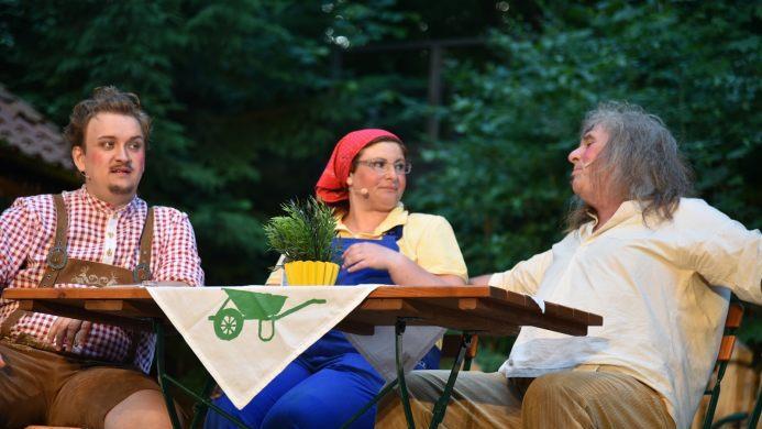 Im Wirtshaus beim Schnaps: Peter (Björn Grebita), Magd Pauline (Diana Geisler) und Knecht Hannes (Detlef Hoffmann). Foto: Gabi Arnold