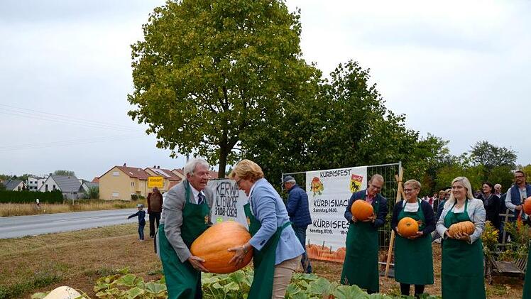 Eröffnung der  Kürbissaison - da kommt doch auch die Politprominenz nach Altendorf. Foto: Andrea Spörlein