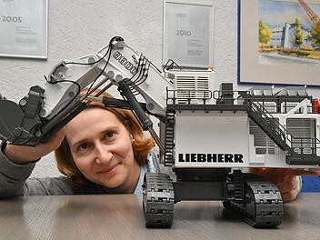 Christine Conrad mit einem Minenbagger des Baumaschinenherstellers LiebherrRonald Rinklef