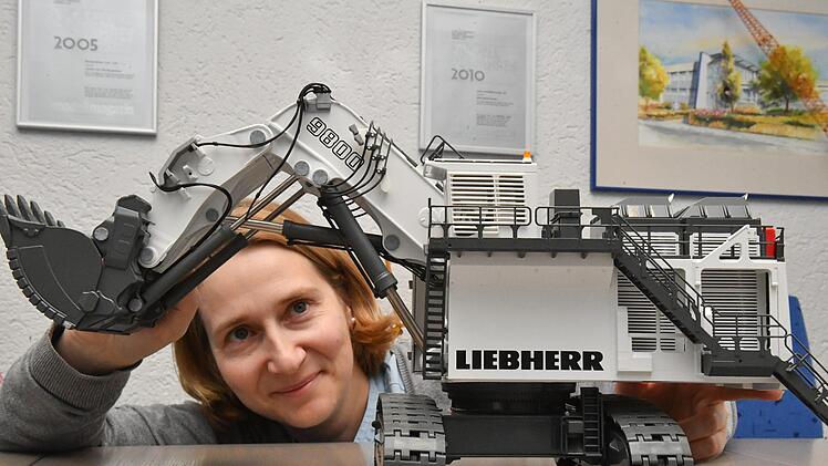 Christine Conrad mit einem Minenbagger des Baumaschinenherstellers LiebherrRonald Rinklef