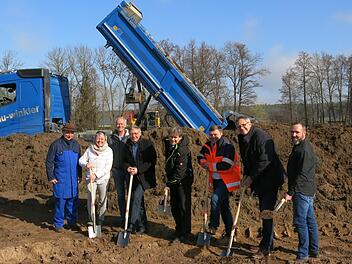 Beim Spatenstich im neuen Baugebiet (v. l.):  Josef Schirner (Wasserversorgung Leithenberg-Gruppe),  Zweite  Bürgermeisterin Gisela Marquardt, Günther Winkler (Kanalbau Hausen), Bürgermeister Paul Steins, Hans-Joachim Sauer (Ingenieurbüro Strullendorf), VG-Bauamtsleiter Andreas Reißner, Robert Hammerand (KFB Reuth), Winfried Klarmann (Straßenbau Göhl Bamberg) Foto: Dagmar Niemann