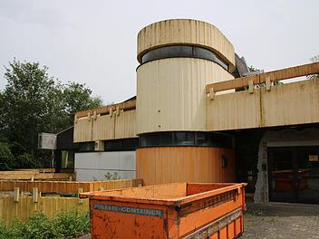 Ein Container steht zwar bereit, derzeit tut sich am Hallenbad in Münnerstadt aber nicht viel. Jetzt sind Untersuchungen bezüglich der Schadstoffbelastung vergeben worden. Sie werden in Vorbereitung für den Abriss benötigt. Thomas Malz
