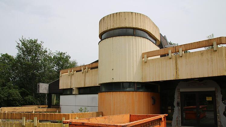 Ein Container steht zwar bereit, derzeit tut sich am Hallenbad in Münnerstadt aber nicht viel. Jetzt sind Untersuchungen bezüglich der Schadstoffbelastung vergeben worden. Sie werden in Vorbereitung für den Abriss benötigt. Thomas Malz