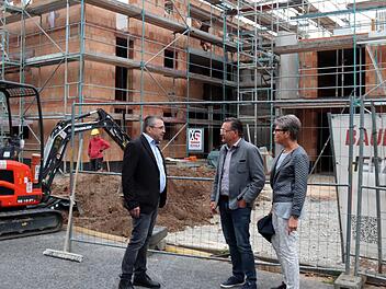 Günther Allinger, Geschäftsführer der Barmherzigen Brüder, spricht mit  Bürgermeister Karsten Fischkal und Jutta Köhler  über die Fortschritte am  Bauprojekt.Johanna Blum