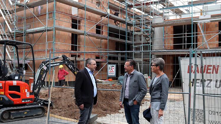 Günther Allinger, Geschäftsführer der Barmherzigen Brüder, spricht mit  Bürgermeister Karsten Fischkal und Jutta Köhler  über die Fortschritte am  Bauprojekt.Johanna Blum