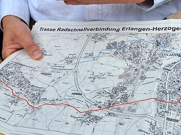 Bei einem Ortstermin auf der künftigen Radschnellweg-Trasse wurde im Sommer 2018 die Machbarkeitsstudie vorgestellt.  Foto: Bernhard Panzer
