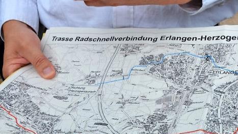 Bei einem Ortstermin auf der künftigen Radschnellweg-Trasse wurde im Sommer 2018 die Machbarkeitsstudie vorgestellt.  Foto: Bernhard Panzer