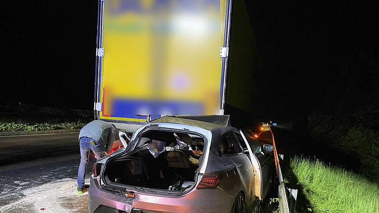 Seat schiebt sich unter Lastwagen: 22-jährige Fahrerin überlebt den Unfall nicht