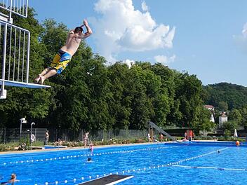 Christian Weidner ist ein begeisterter Turmspringer und besuchte das Freibad in Eltmann zusammen mit seiner Lebensgef&auml;hrtin Tanja B&ouml;llner und Sohn Ben. Fotos: Christian Licha