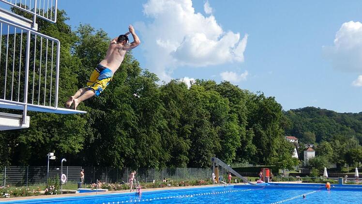 Christian Weidner ist ein begeisterter Turmspringer und besuchte das Freibad in Eltmann zusammen mit seiner Lebensgef&auml;hrtin Tanja B&ouml;llner und Sohn Ben. Fotos: Christian Licha