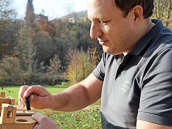 Andreas May von den Premicher Wandervöucheln lädt die Schnupfmaschine.  Foto: Johannes Schlereth