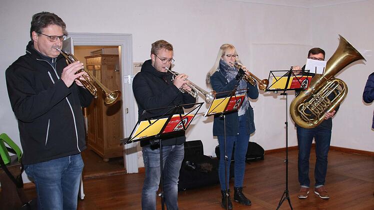 Ein Quintett der Stadtkapelle spielte bei der Eröffnung des Adventskalenders am Heimatspielhaus. Foto: Dieter Britz