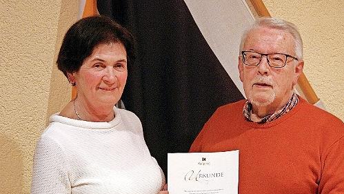 Vorsitzende Herta Kaiser (links) überreicht Heinrich Fuchs die Urkunde für 50 Jahre Mitgliedschaft beim Kolpingwerk Deutschland.