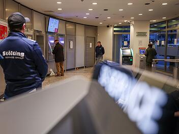 Sparkasse Gelsenkirchen-Buer &ouml;ffnet nach Einbruch SB-Bereich