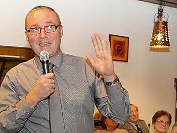 Der evangelische Pfarrer Johannes Waedt  gibt das Startkommando. Fotos: Barbara Herbst