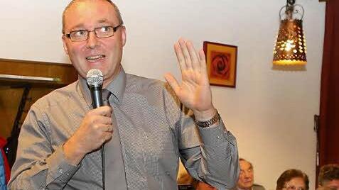 Der evangelische Pfarrer Johannes Waedt  gibt das Startkommando. Fotos: Barbara Herbst