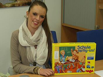 Monika Oles in ihrem Behandlungszimmer. Ohne Spiele wie dieses geht in der Logopädie gar nichts. Foto: Christa Burkhardt