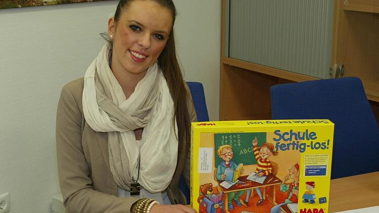 Monika Oles in ihrem Behandlungszimmer. Ohne Spiele wie dieses geht in der Logopädie gar nichts. Foto: Christa Burkhardt