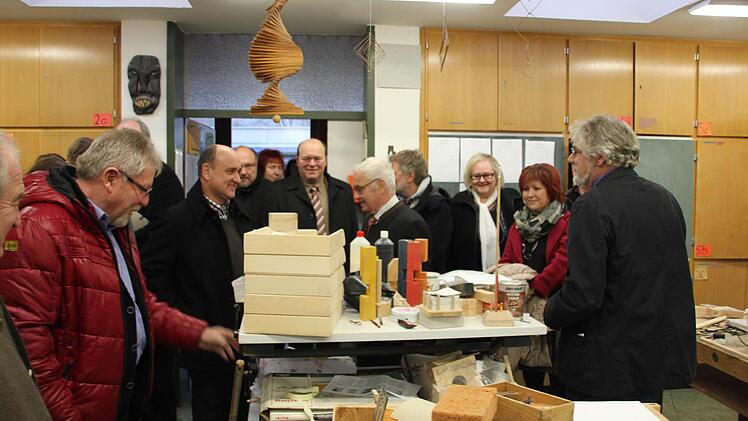 Staunten Bauklötze: die Kreisräte in der Schreinerwerkstatt.