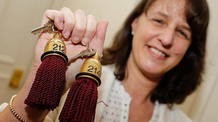 Im Bamberger Hof gibt es keine "13": Trixi Neubauer zeigt die Schlüssel von Zimmer 12 und 14 im zweiten Stock.  Foto: Matthias Hoch