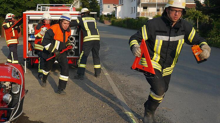 Die Dietersdorfer Feuerwehr bereitet sich auf die Leistungsprüfung vor - von links: Stefan Besold, Manuel Brasch, Carsten Höllein, André Knobloch und Christoph Ettel. Foto: Berthold Köhler