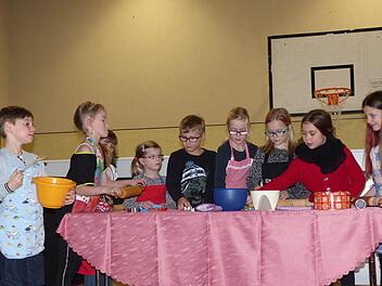 Mit Lied und Spiel entführten unter der Leitung von Ilse Erhard Kinder in die Weihnachtsbäckerei. Foto: Stefan Geiger