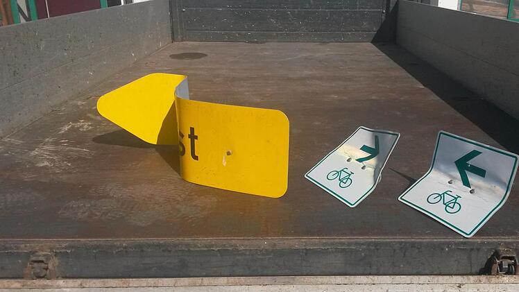Mitarbeiter des Bauhofes Untermerzbach sammelten beschädigte Gegenstände ein, wie hier ein Hinweisschild auf die Ortschaft Fierst und Radwegschilder. Foto: Gemeinde Untermerzbach