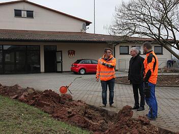 Bürgermeister Gotthard Schlereth informiert sich bei den Arbeitern vor Ort über den Sachstand. Foto: Kerstin Väth