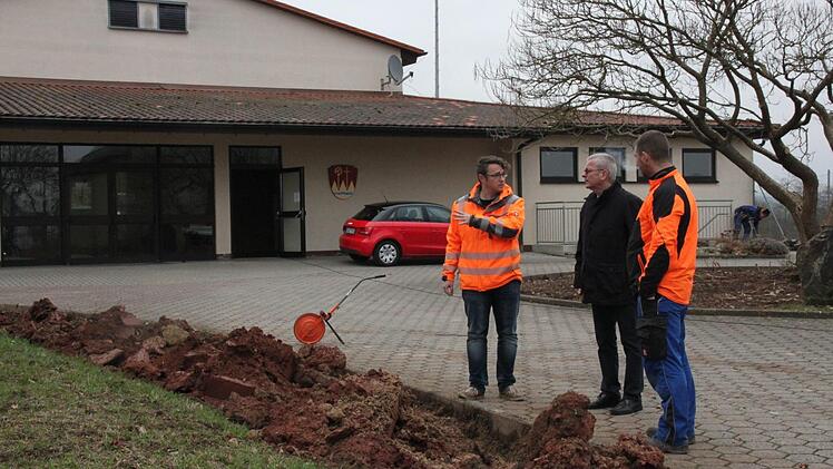 Bürgermeister Gotthard Schlereth informiert sich bei den Arbeitern vor Ort über den Sachstand. Foto: Kerstin Väth